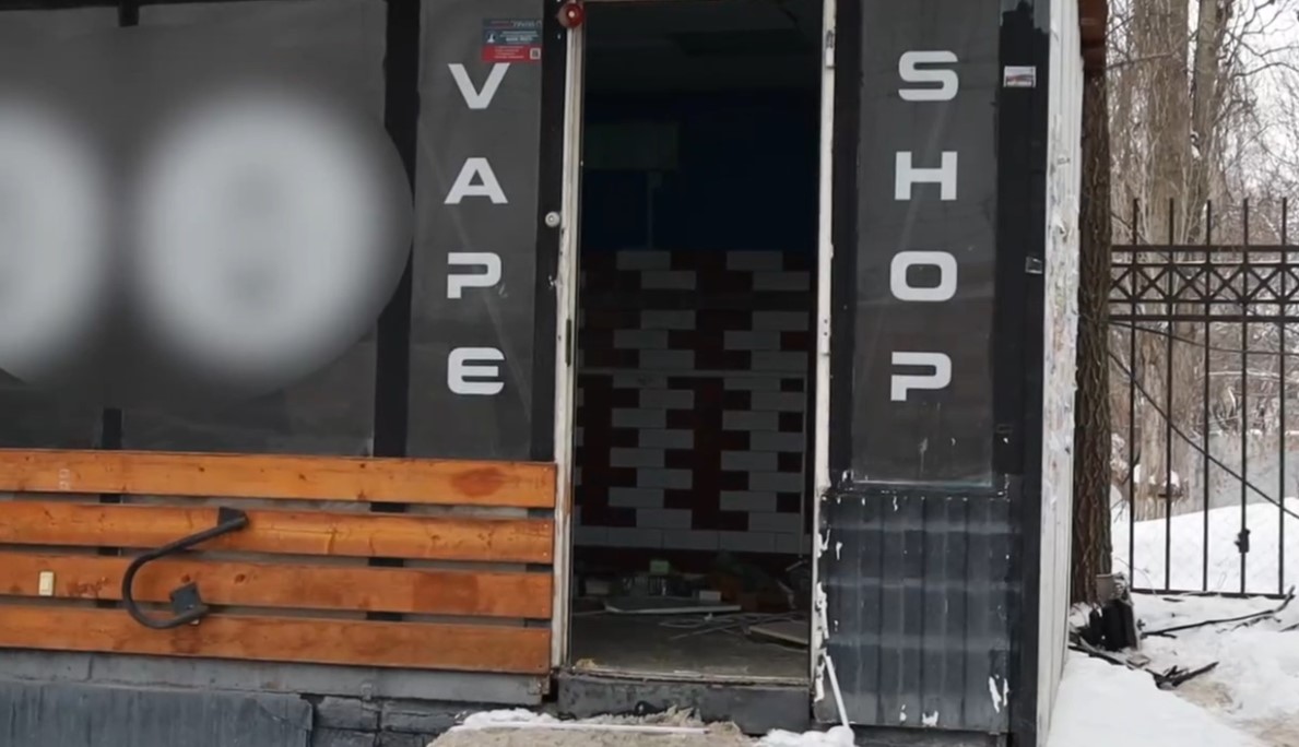 Ларек по продаже вейпов снесли на Привокзальной площади в Саратове